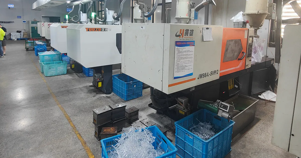 Reading glasses injection molding production line at VISTALUMO OEM factory in Yiwu — wholesale manufacturing for retailers and brand owners