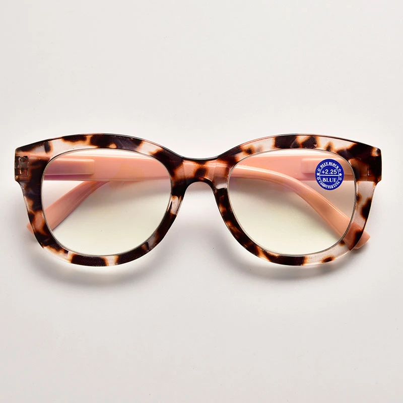 Classic dark tortoise blue cut reading spectacles from China factory. Best-selling demi pattern frames with integrated blue light filter, suitable for pharmacy and supermarket distribution.
