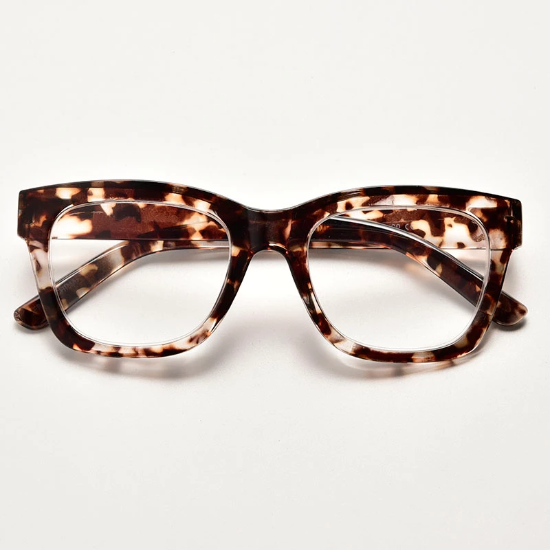 High-contrast designer pattern tortoise shell frames. A bold, fashion-forward style available from bulk reading glasses wholesale suppliers for importers seeking premium aesthetics at low cost.
