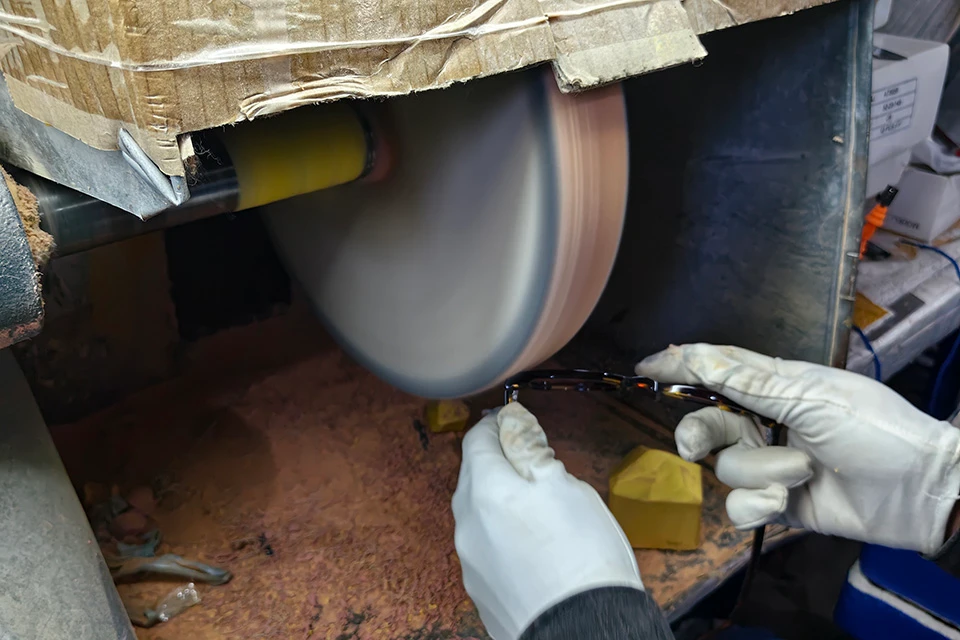 hand polishing acetate glasses frame 1